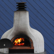 Der Holzofen fasst bis zu 3 Pizzas gleichzeitig