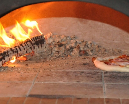 Echter Holzofen mit Holz von Marti Hans